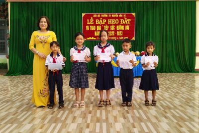 Trường TH Nguyễn Văn Bé tổ chức sinh hoạt dưới cờ sáng thứ 2 tuần 31!